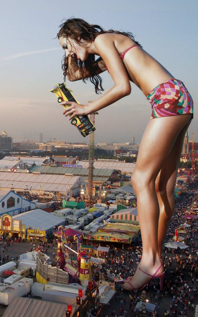 Девушка за разбитым стеклом. Женская рука с кастетом. Девушки великаны. Девушка с кастетом. Девушки ломают город.