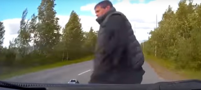 В Златоусте водитель сбил пешехода, вышедшего из кустов после пикника