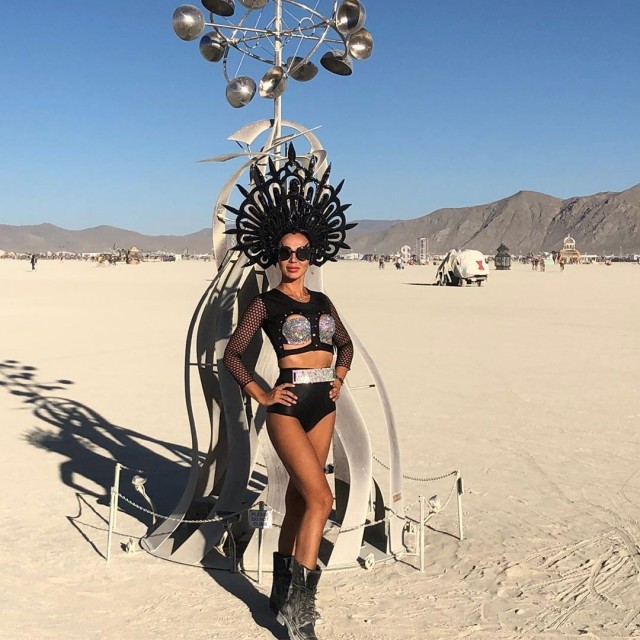 Девушки фестиваля Burning Man-2019
