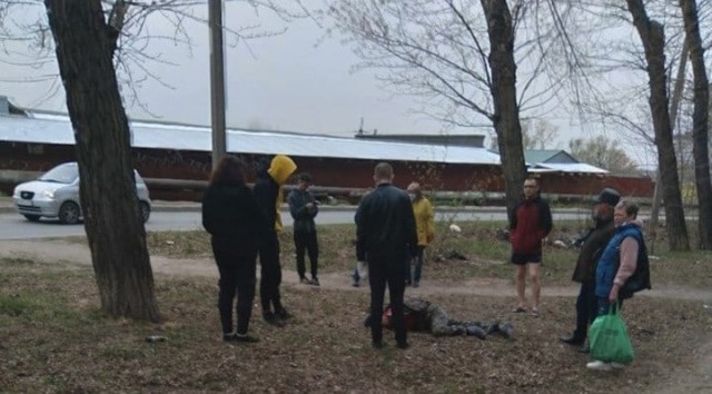 В Челябинске очевидцы поймали педофила.