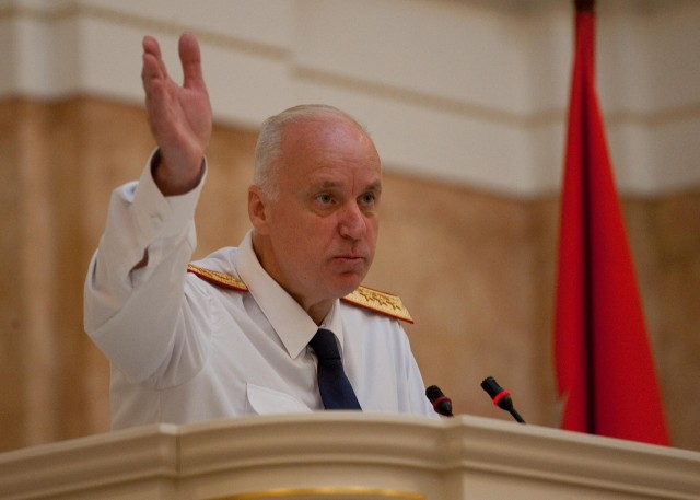 Неадекватный сосед превратил жизнь девушки в кошмар: бьет окна, выламывает двери, бросается с молотком
