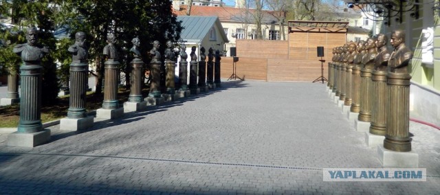 В центре Волгограда открыли бюсты трех полководцев: Иосифа Сталина, Георгия Жукова и Александра Василевского
