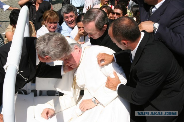 У гроба Папы Иоанна Павла II