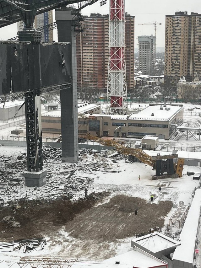 Строительный кран упал во время сноса горнолыжного комплекса «Снежком» в подмосковном Красногорске.