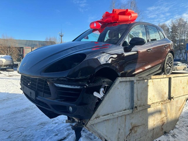 Подарочный Porsche Macan выбросили на помойку в Мытищах