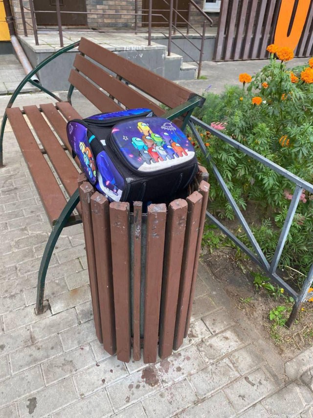 Шло пятое сентября, школьники держались как могли...