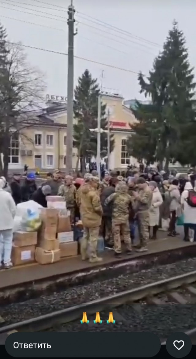 Сотни людей принесли подарки к поезду для раненых участников СВО.  Стерлитамак. Башкирия.