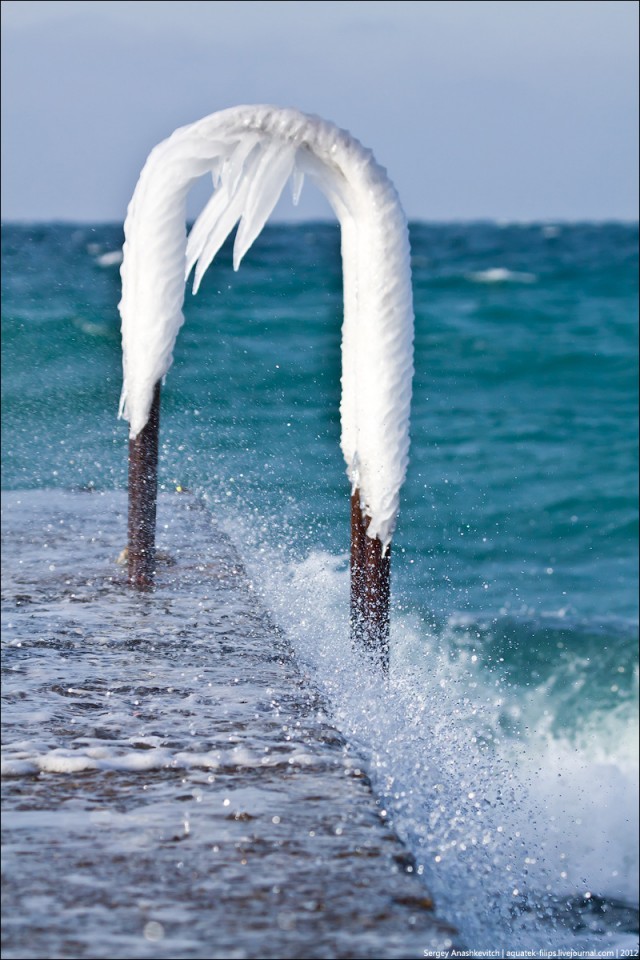 Пляж в ледяной глазури