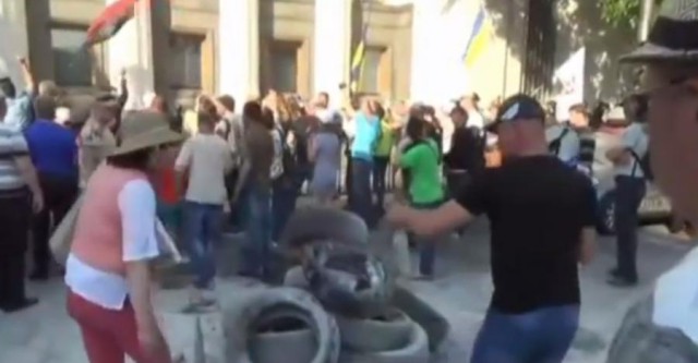 Протестующие у Рады скандируют «На кол!»
