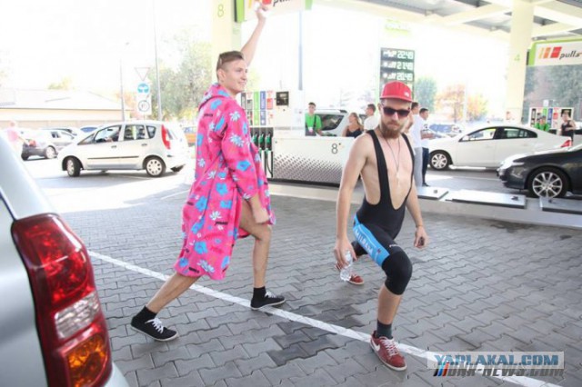 Креативный маркетинг. Бензин в обмен на сиськи.