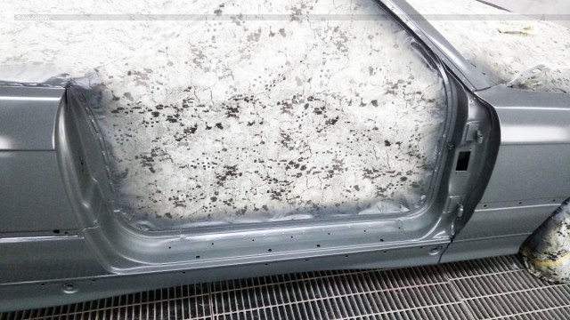 Cвежий весенний цвет на старый кабриолет