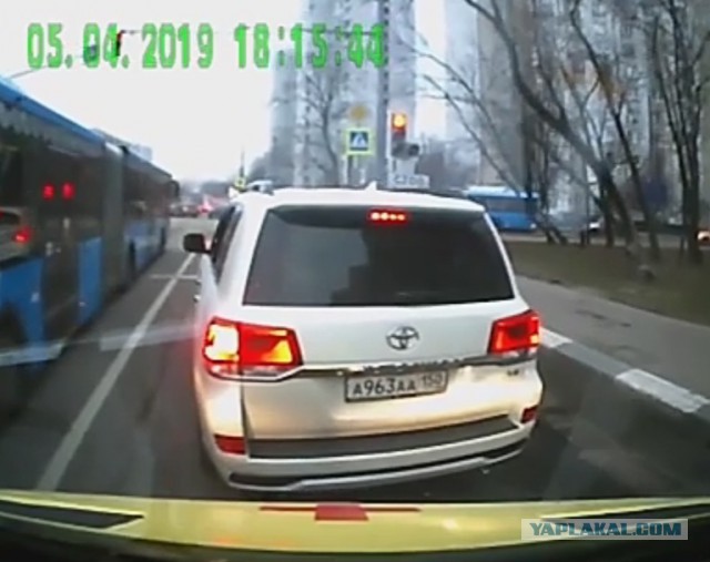 Крузак не пропускает скорую