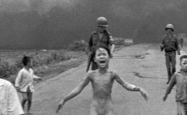 Знаменитое фото: Семья встречает пилота из плена - неожиданная история