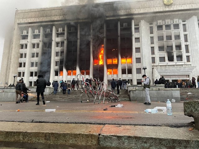 Полицейские в казахстанском Актобе заявили, что они с народом и не поднимут руку на народ