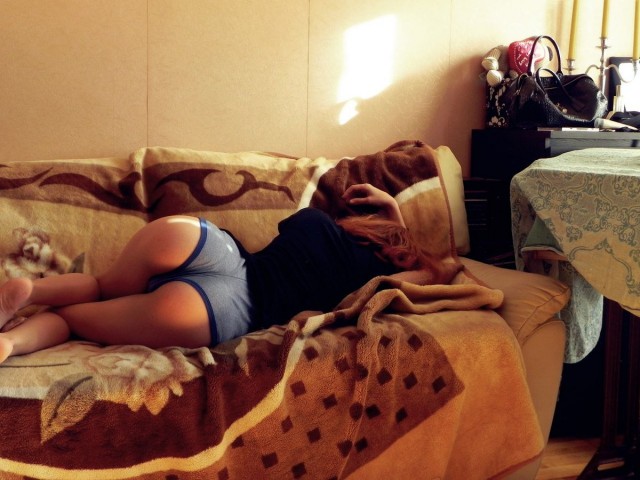 Девушки, у которых случайно сползло одеяло