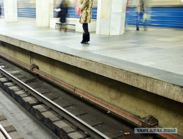 Мужчина толкнул девушку под прибывающий поезд в метро Москвы