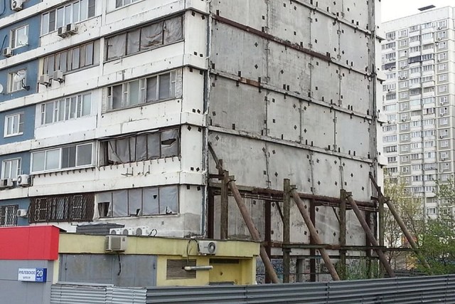 Москвич превратил свои квартиры в двухэтажный пентхаус, но соседи его сдали