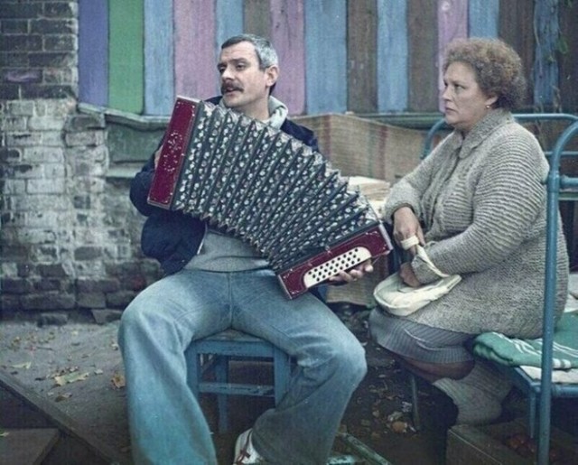 Никита Михалков на съемках фильма "Родня" показывает Ивану Бортнику (за кадром), как нужно играть пьяного с гармошкой