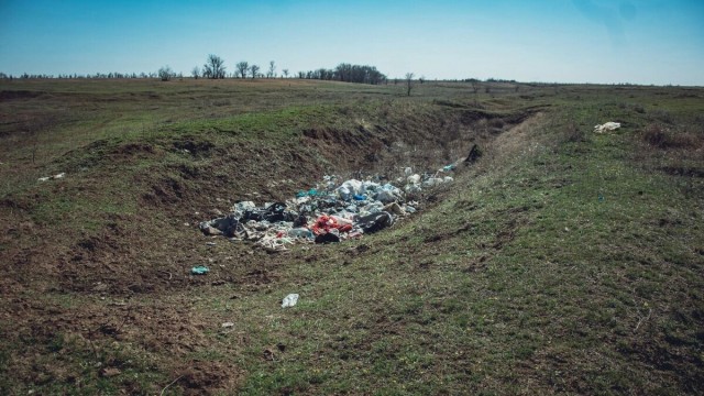 Воинские останки вылезли наружу у кладбища в Россошках