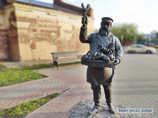 Нейросети оживили уличные скульптуры в Серпухове