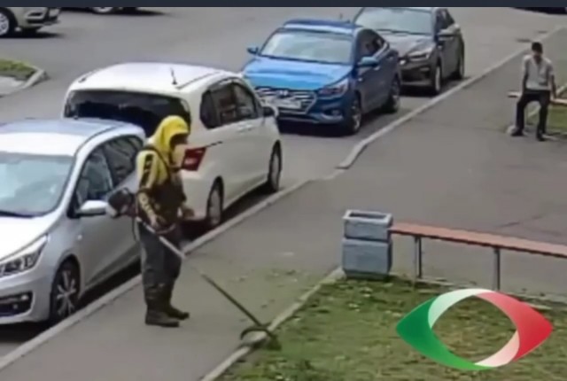 В Нижнекамске газонокосильщик умудрился выбить сразу несколько стёкол у машин