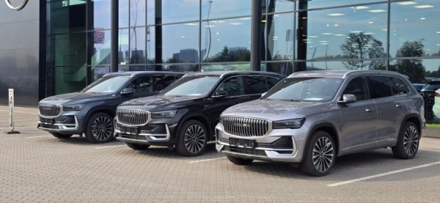 Сравнили. Volga K50 и Volga K40 перед началом продаж выставили возле салона Mercedes-Benz