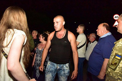 Жители украинского Дзержинска блокировали технику ВСУ