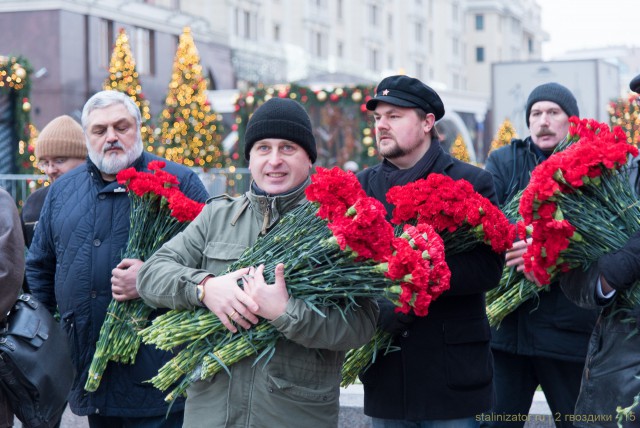 10 тысяч алых цветов возложено к могиле Сталина в Москве