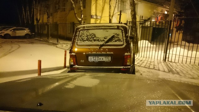 Несколько машин во дворе с одним номером