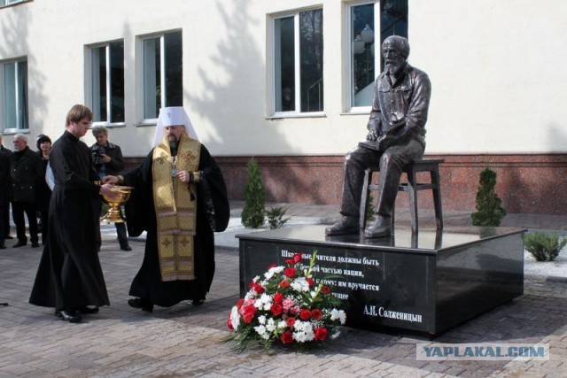 Памятники, способные удивить любого