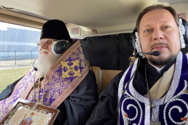 Митрополит на вертолете окропил Краснодар святой водой против коронавируса