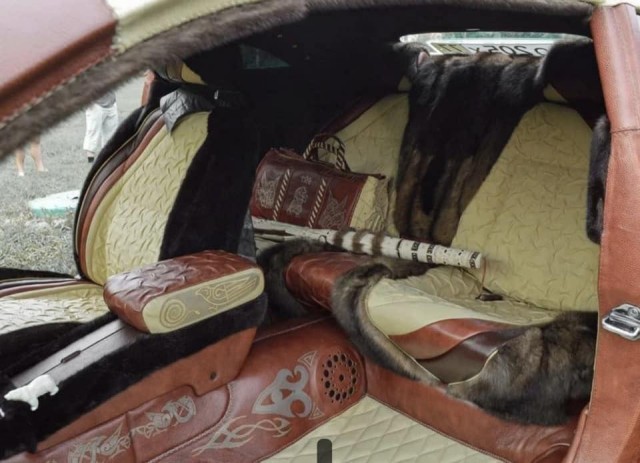 В Москве выставили на продажу автомобиль, обтянутый шкурой бизона и отделанный мехом внутри