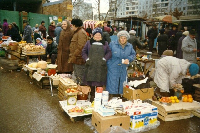 Полицейские задержали бабушку в переходе за несанкционированную торговлю цветочками