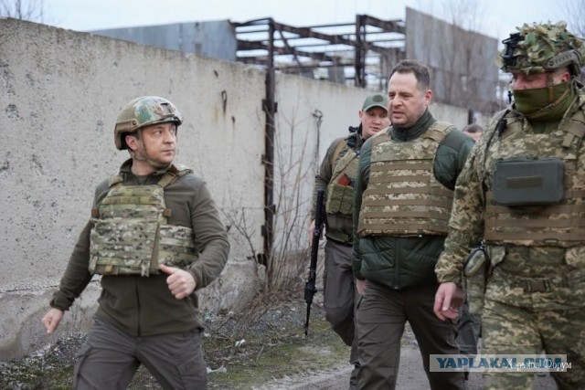 Активисты принесли дрова и бензин под посольство РФ в Киеве.