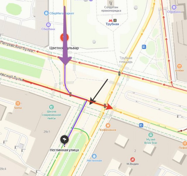 На Трубной площади в Москве мотоциклист на большой скорости влетел в BMW, после чего его отбросило в пешехода