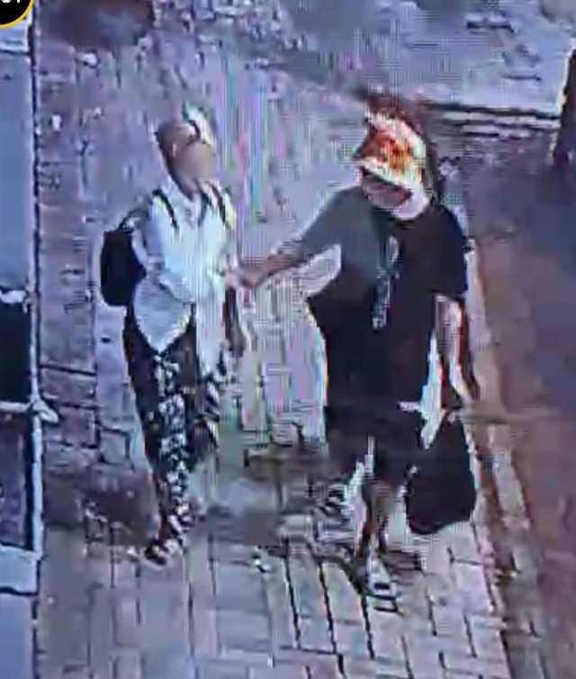 Две туристки убили мужчину на набережной в Сочи и сбросили окровавленное тело на пляж.