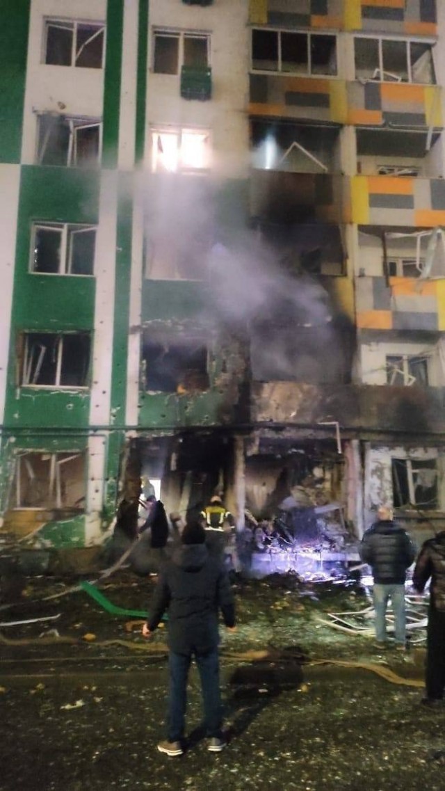 Дрон врезался в жилую многоэтажку в Твери