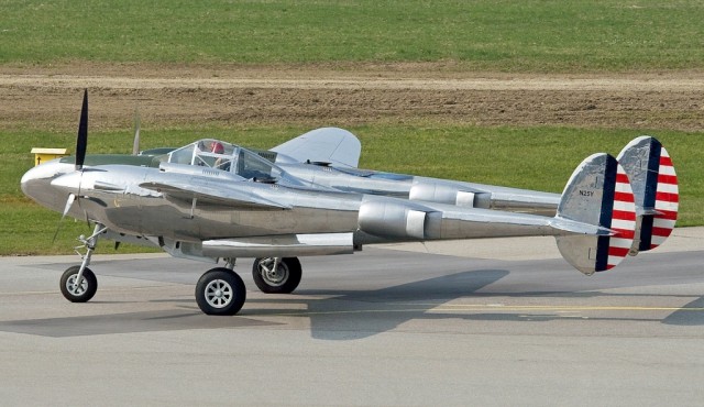 Многоцелевой истребитель P-38 «Lightning»