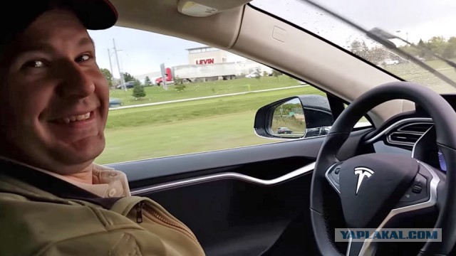 Водитель Tesla погиб в аварии при включённом автопилоте.