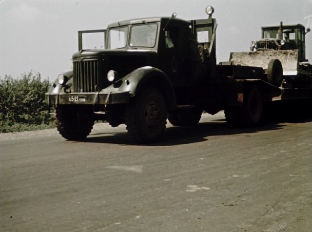 Киев и советский автотрафик 1962 года в фильме "Королева бензоколонки"