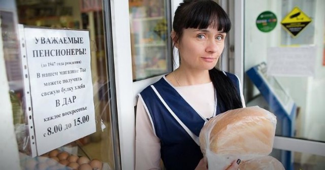 Предприниматель из Челябинска Наталья Третинская бесплатно раздаёт хлеб пенсионерам в своём магазине