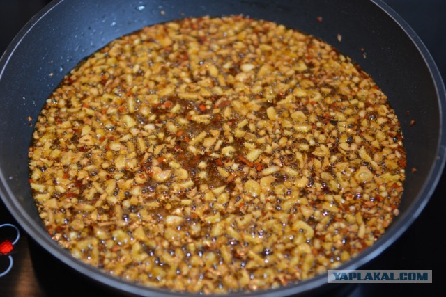 Салат из пророщенного маша (по-корейски).