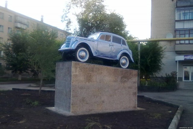 Автомобили на постаменте