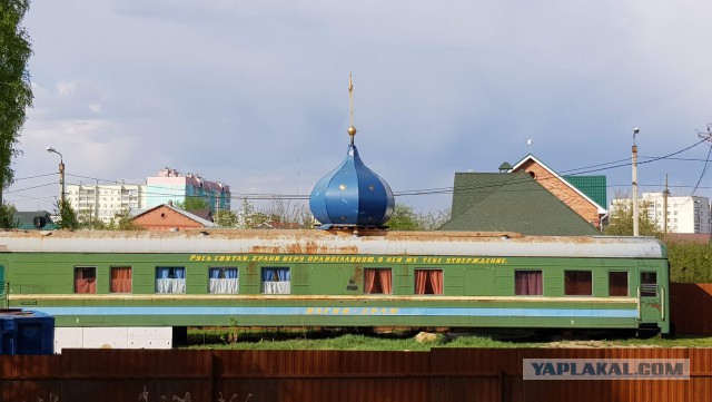 Защитники сквера в Екатеринбурге обрушили забор, за которым началась стройка храма. Народ гуляет по скверу. Охрана «сдалась»