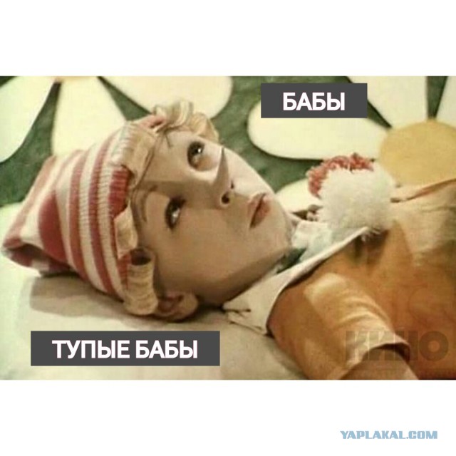 Девушка рубит дрова. Или как себя покалечить