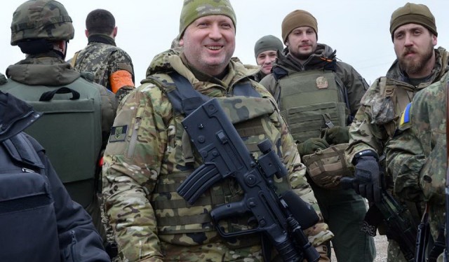 Лукашенко с автоматом. С кем воевать собрался?
