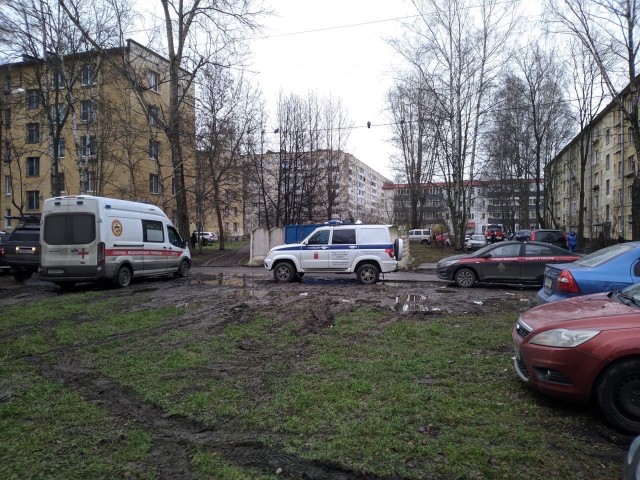 В Колпино мужчина захватил в заложники 6 детей, на место выехали спецслужбы