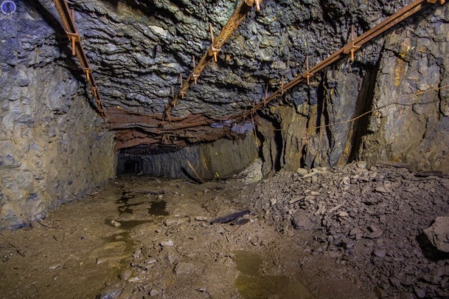Бездонное подземное озеро в тектонической трещине в штольне советского рудника