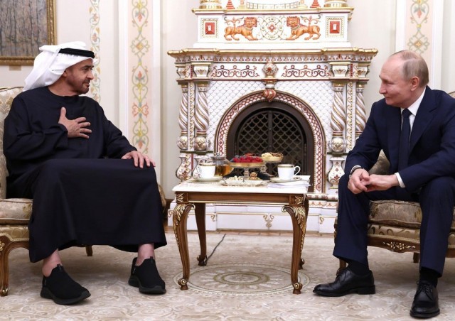 Лидер ОАЭ пришел к Путину в кроссовках