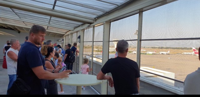 В Шереметьево открыли платную курилку